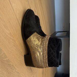 Chanel Stylish Black and Gold Women's Ankle Boots horse hair, suede lame’